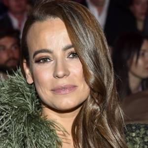 Anna Mucha opublikowała śmiałe ujęcie z łóżka. Zsuwający się z ciała stanik i intymna poza nie pozostawiają wiele wyobraźni! [FOTO]