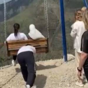 Rosja. Huśtawka zawieszona nad gigantyczną przepaścią urwała się. Nagranie mrozi krew w żyłach [WIDEO]                                                      