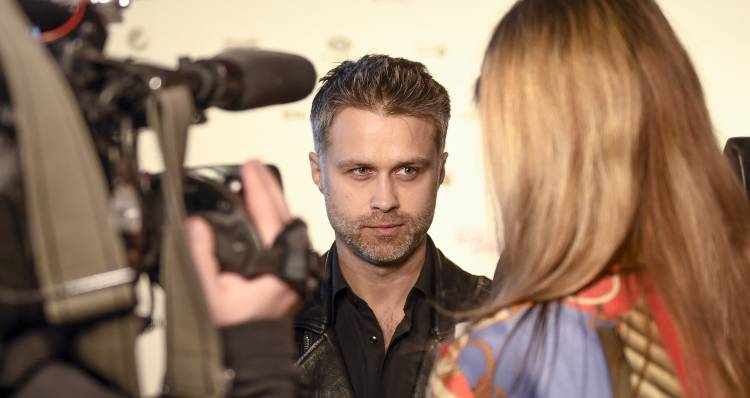 Maciej Zakościelny z dzieckiem na rękach. Tak aktor ogłosił zaskakującą nowinę! 