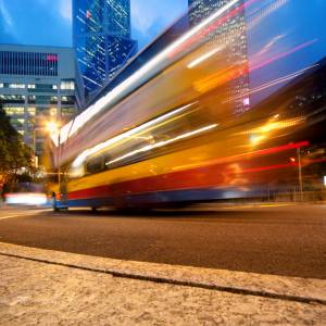 Jechał autobusem blisko 100 km/h. W środku byli pasażerowie. Szokujące tłumaczenie kierowcy! [WIDEO]