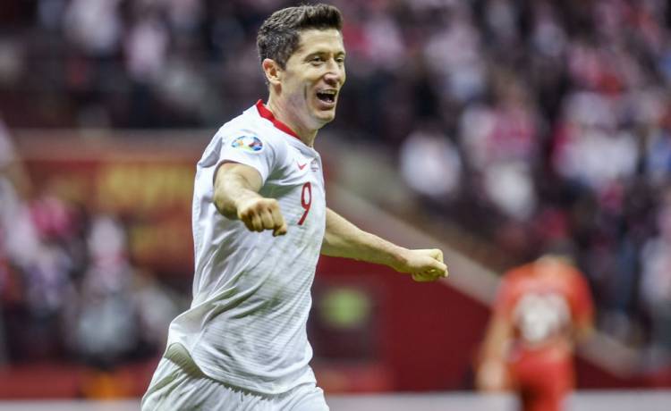 Robert Lewandowski na wyjątkowym zdjęciu. Piłkarz zapozował ze wszystkimi pucharami za miniony sezon                                                                                                        
