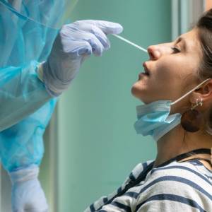 Rząd wprowadza kolejne obostrzenia "koronawirusowe". Chodzi o wariant Omikron. Ważne informacje do wybierających się do Wielkiej Brytanii