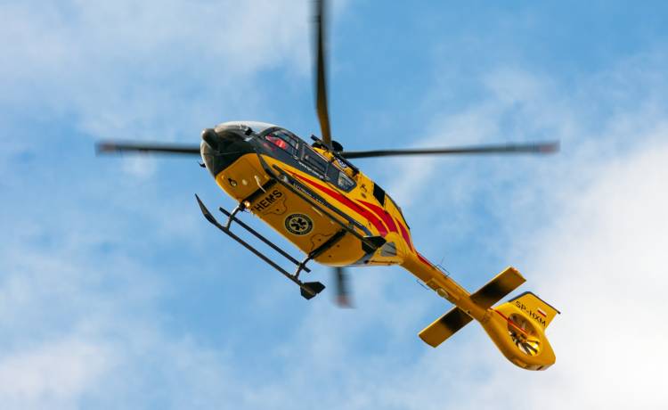 Poważny wypadek w trakcie prac polowych. Maszyna wciągnęła rękę nastolatka