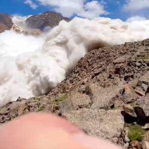 Niebezpieczna lawina. Turystom udało się wszystko nagrać [WIDEO]