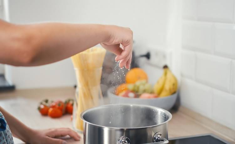 Jak uratować przesolone jedzenie? 5 prostych sposobów, które musisz znać!