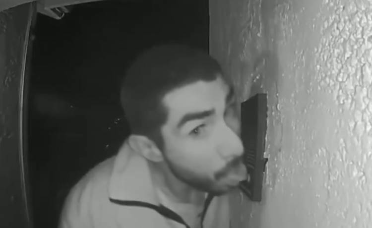 Trzy godziny lizał domofon! Poszukuje go policja! [FILM]