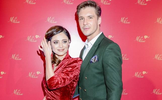 Wspólne zdjęcie Mikołaja Roznerskiego i Adriany Kalskiej z planu. Komentarz aktora przykuwa uwagę!