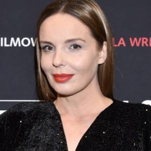 Agnieszka Włodarczyk w wakacyjnej stylizacji. Aktorka podkreśla opalony biust. "Cudna" [FOTO]