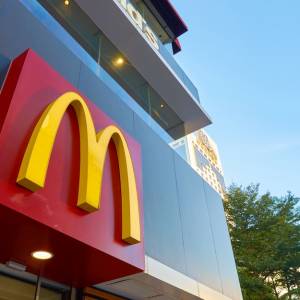 Chciał dalej jadać w restauracji McDonald's. Rosyjski muzyk wyraził swój sprzeciw, przykuwając się kajdankami do drzwi! [WIDEO]