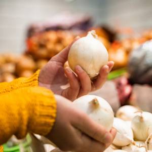 To najlepszy sposób na przechowywanie cebuli. Nie kiełkuje i nie gnije