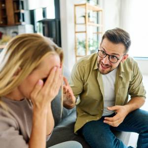 Rujnuje nasze relacje. Czym jest phubbing?  