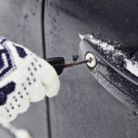 Jak odmrozić zamek w samochodzie? Te sposoby mogą uratować podróżowanie zimą