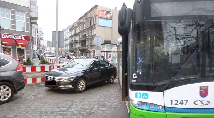 Ogromny mandat za parkowanie. Zablokowanie ruchu będzie kosztować 5 tysięcy złotych [FOTO]