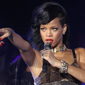 Rihanna odsłania biust. „Zdarła skórę” z Kermita?! „Oszalałem na twoim punkcie” [ZDJĘCIA]