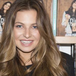 Anna Lewandowska wyleguje się w promieniach słońca. Trenerka śmiało eksponuje wdzięki [FOTO]