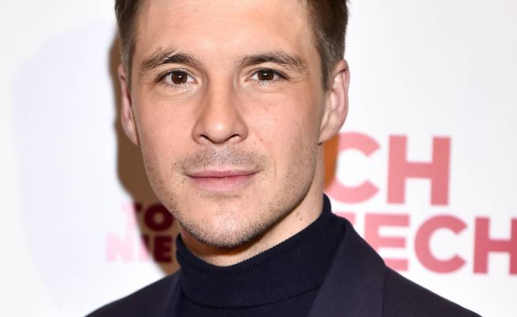 Mikołaj Roznerski "przyłapany". Serialowy pocałunek z koleżanką pod lupą internautów [ZDJĘCIE]