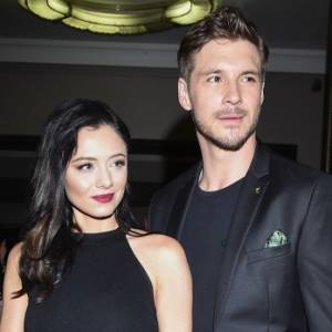 Adriana Kalska i Mikołaj Roznerski w "serialowym" związku. Widzowie komentują: "Teraz jest trudniej grać kogoś zakochanego"