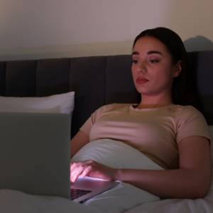 Oglądasz film przed snem? Zobacz, jak to wpływa na zdrowie!