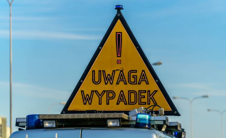Nietrzeźwa kobieta dachowała samochodem. Był z nią 10-latni syn. Auto stanęło w płomieniach. Jaki jest stan poszkodowanych? 
