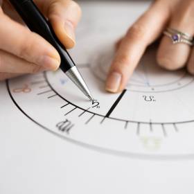 Sprawdź swój horoskop na 15 marca. Jeden znak zodiaku musi dziś szczególnie uważać