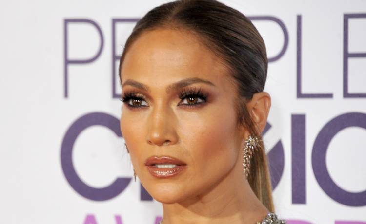 "To powinno być karalne". 53-letnia Jennifer Lopez zniewala figurą w stroju kąpielowym [FOTO]