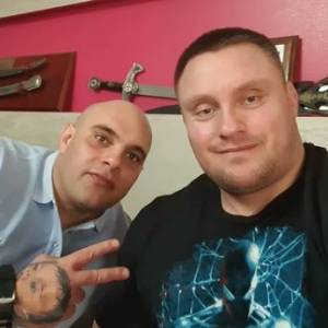 "Gogglebox. Przed telewizorem". Krzysztof Radzikowski ma dziecko! Uczestnik show TTV pokazał pierwsze zdjęcie pociechy. Znamy płeć i imię!             