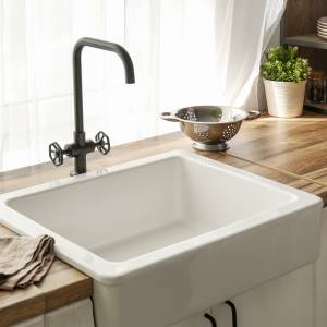 Szklanka i kartka papieru w zlewie? Ten trik uratuje twój dom po wakacjach!