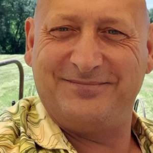 Jacek z "Królowych życia" eksponuje umięśniony tors w moczarach. Tarzan czy Jožin z bažin? Fani podzieleni! [FOTO]