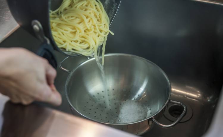 W ten sposób odcedzasz makaron? Robisz to źle. Trik z TikToka odmieni Twoje życie [WIDEO] 