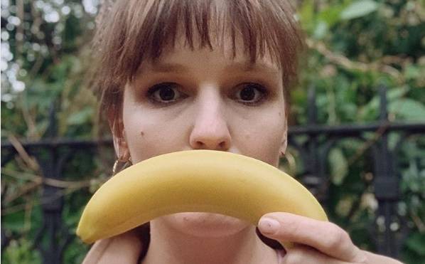 Zdjęcia artystów z bananami zalały Instagrama. O co chodzi w akcji "#bananaselfie"?