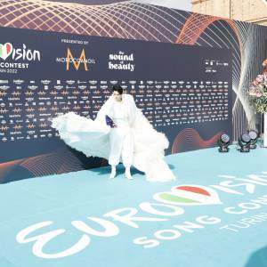 Eurowizja 2022. Reprezentant Australii w niezwykłym stroju z kryształów i piór wystąpi już jutro!