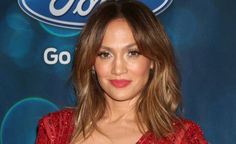 Jennifer Lopez kusi przy kawce. 51-latka zniewala urodą! [FOTO]