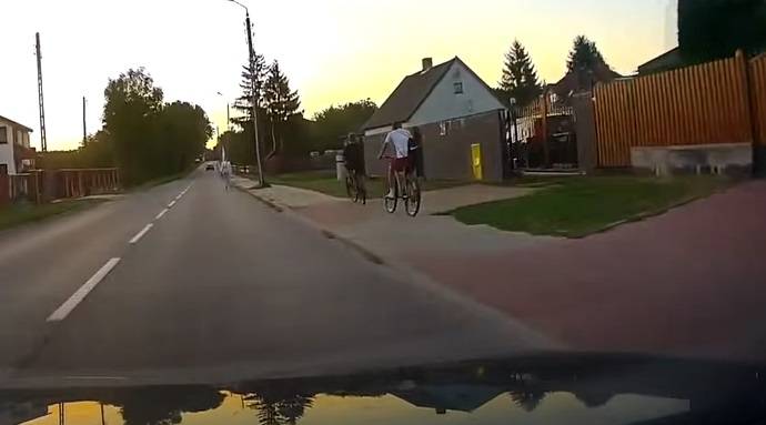 Ona jechała na rolkach po jezdni, a on chciał ją pouczać. Internauci krytykują zachowanie kobiety i kierowcy samochodu! [WIDEO]