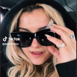 Dostała telefonem w twarz. Bebe Rexha pokazuje, jak wygląda po wypadku [WIDEO]