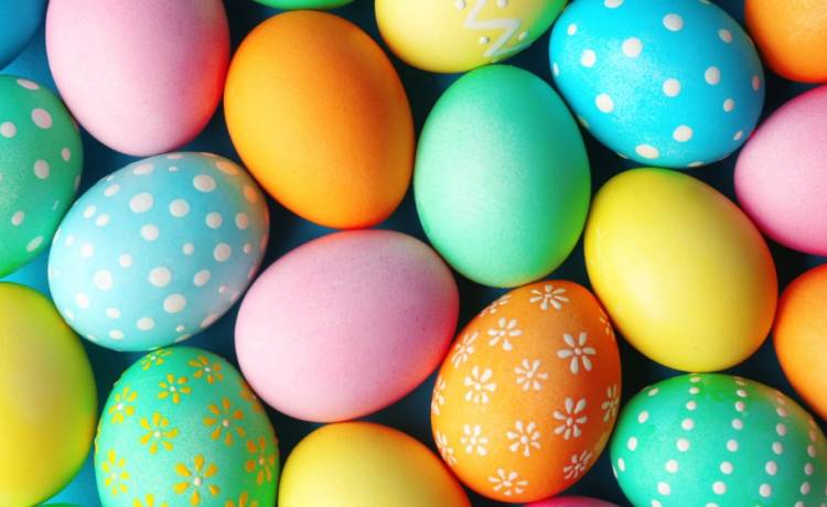 Wielkanocne dekoracje. Ile gotować jajka na pisanki? Jak barwić jaja wielkanocne?
