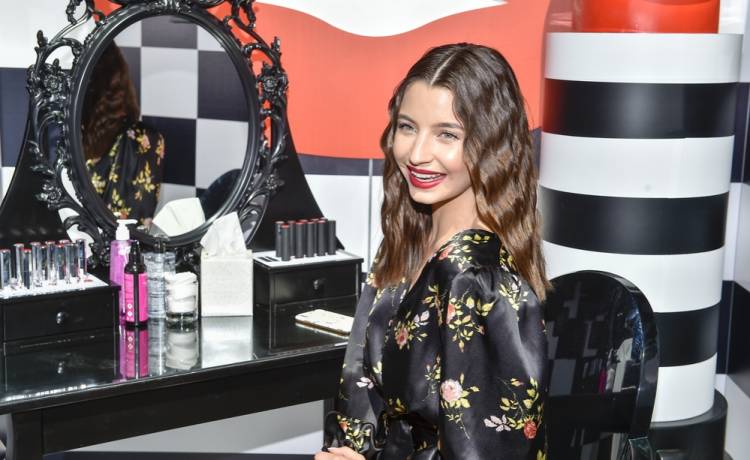 Julia Wieniawa pokazała zdjęcie z Parady Równości. Zalała ją fala hejtu. Ostra odpowiedź aktorki