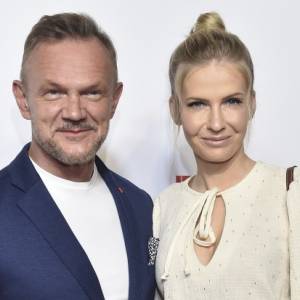 Edyta Pazura topless w ramionach męża. Tak ogłosili radosną nowinę! Fani gratulują [ZDJĘCIE]