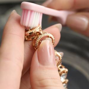 Nie wydawaj fortuny na czyszczenie! Ten domowy patent przywróci biżuterii blask