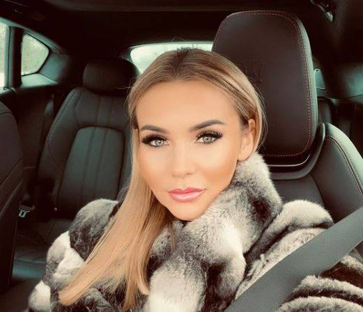 Gwiazda "Królowych życia" śmiało odsłania głęboki dekolt. Monika Chwajoł odważnie prezentuje wdzięki [FOTO]