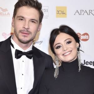 Gwiazdy "M jak Miłość" wzięły sekretny ślub? Mikołaj Roznerski nazwał Adrianę Kalską "żonką"!                        