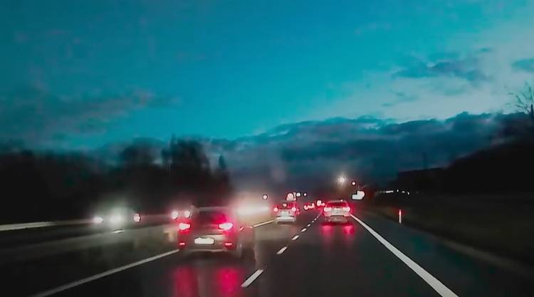 Kto jest winny? Niebezpieczna sytuacja z Zakopianki może być przestrogą dla kierowców i pieszych! [WIDEO]