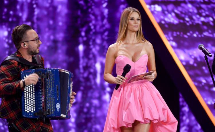 Małgorzata Tomaszewska skacze po plaży w seksownym bikini. Widok jak ze "Słonecznego patrolu" [FOTO]