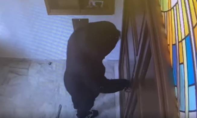 Najpierw wykonał ten znak, a następnie okradł kościół. Wszystko się nagrało! [WIDEO]