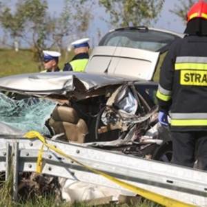 Nie żyje dwóch nastolatków. Ich auto czołowo zderzyło się z ciężarówką