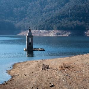 Opadająca woda odsłoniła skarb. Widok przyciąga rzesze turystów