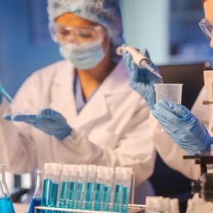 W Chinach rośnie liczba zakażonych wirusem hMPV. Czy jest się czego obawiać?