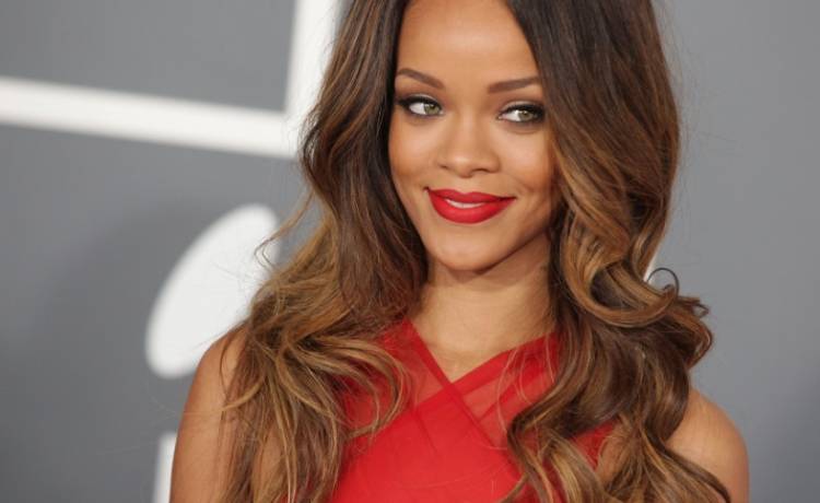 Rihanna prezentuje kobiece wdzięki! Kronkowa bielizna niewiele zasłania