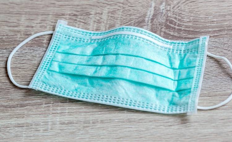 Jak prawidłowo nałożyć i zdejmować maseczki ochronne? Sprawdź!