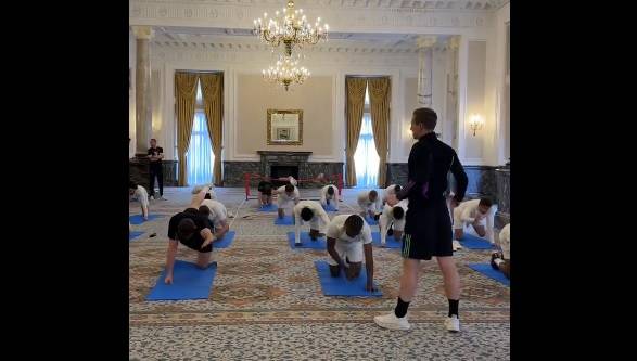 Piłkarze Bayernu zamienili boisko na salę balową! Gdyby nie nagranie, wiele osób by w to nie uwierzyło... [WIDEO]
