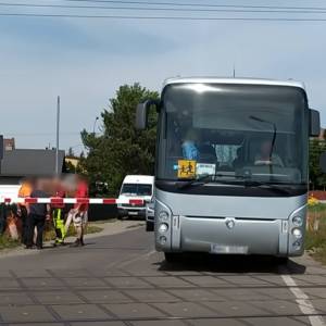 Autokar z dziećmi wjechał na przejazd. O włos od tragedii